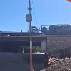 Un camión desbarrancó del Acceso Este y cortó Cañadita Alegre