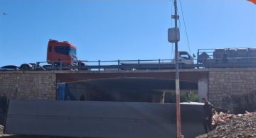 Un camión desbarrancó del Acceso Este y cortó Cañadita Alegre