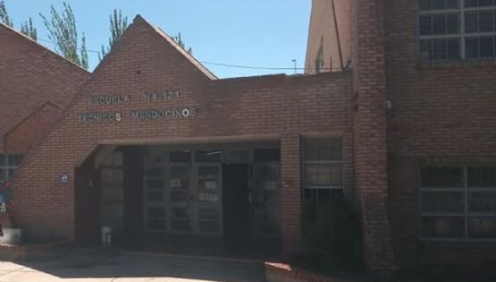 Un adolescente fue a clases con la réplica de un arma