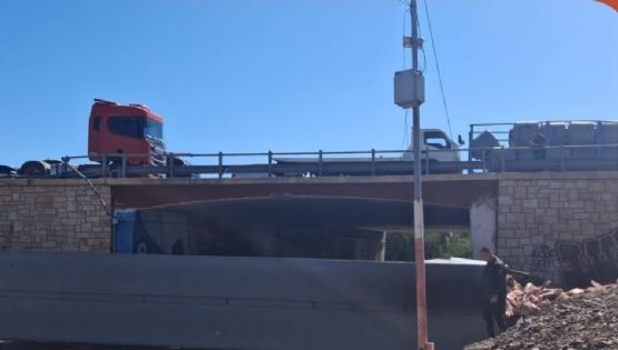 Un camión desbarrancó del Acceso Este y cortó Cañadita Alegre