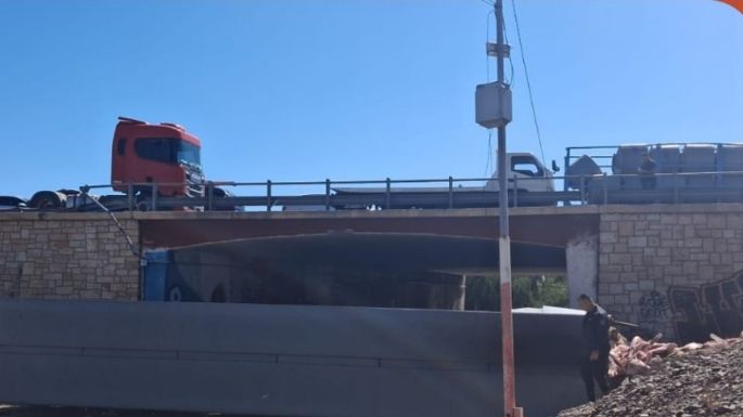 Un camión desbarrancó del Acceso Este y cortó Cañadita Alegre