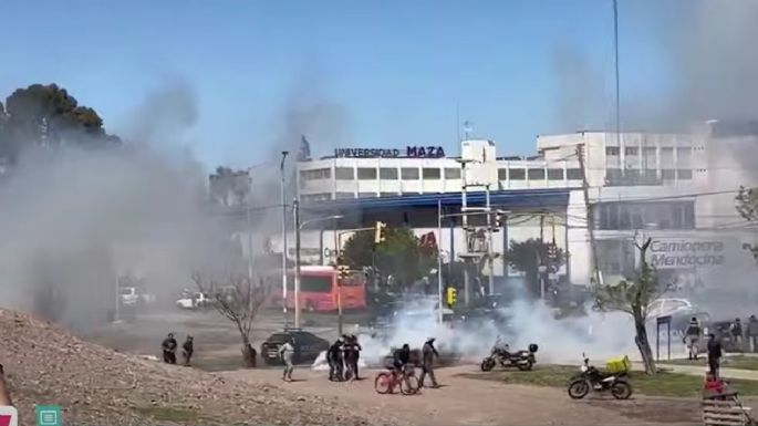 Vecinos y policías se enfrentaron por la carne del camión volcado en Guaymallén