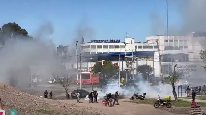 Vecinos y policías se enfrentaron por la carne del camión volcado en Guaymallén