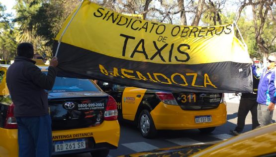 Así fue la protesta de taxistas contra las aplicaciones de transporte