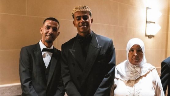 Estalló el padre de Lamine porque su hijo no ganó; Yamal felicitó a Dembelé