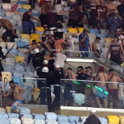 La historia de siempre: policías brasileños pegándole a hinchas argentinos