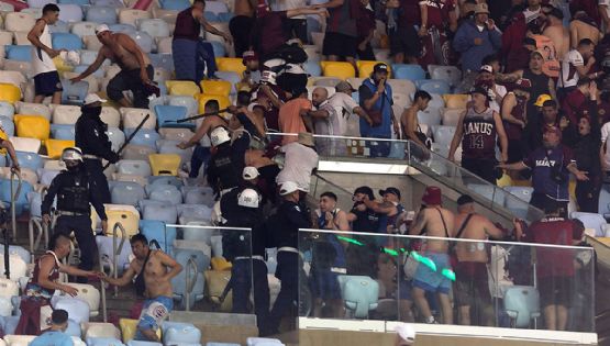 La historia de siempre: policías brasileños pegándole a hinchas argentinos