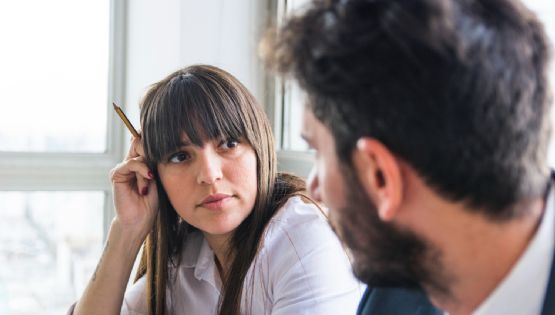 Lo que revela la psicología sobre las personas que no miran a los ojos