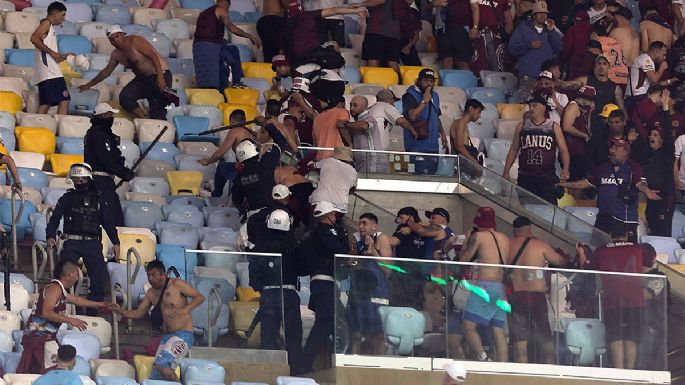 La historia de siempre: policías brasileños pegándole a hinchas argentinos