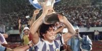 1979: Maradona con la copa. Fue el primer mundial Sub 20 que ganó la Argentina, en la extinta Unión Soviética. 
