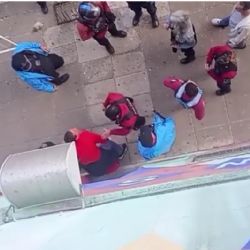 Una mujer destrozó los autos del Gustavo “Gato” Sylvestre y Gabriela Radice con un palo de hockey 