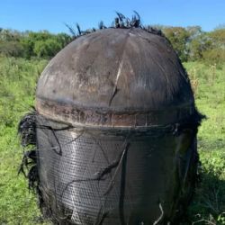 Sorpresa en el Chaco: cayó un extraño objeto volador en medio de un campo