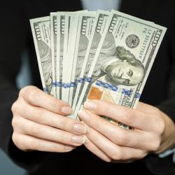 El dólar oficial bajó por tercera jornada consecutiva 