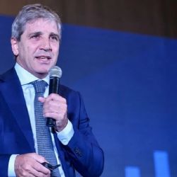 Caputo rechazó la devaluación e insistió con la reforma laboral 