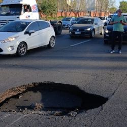 Acceso Sur: cortaron el tránsito por un enorme socavón