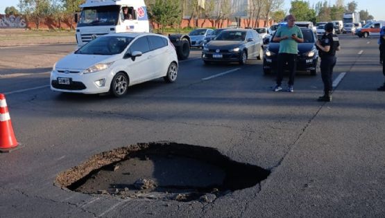Acceso Sur: cortaron el tránsito por un enorme socavón