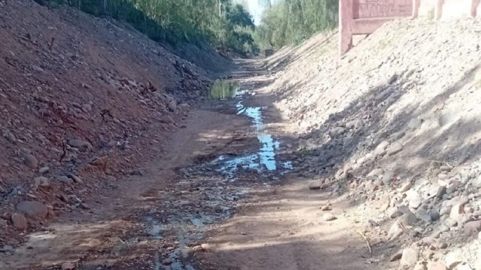 Vecinos denuncian falta de servicios y contaminación en Luján por aguas servidas