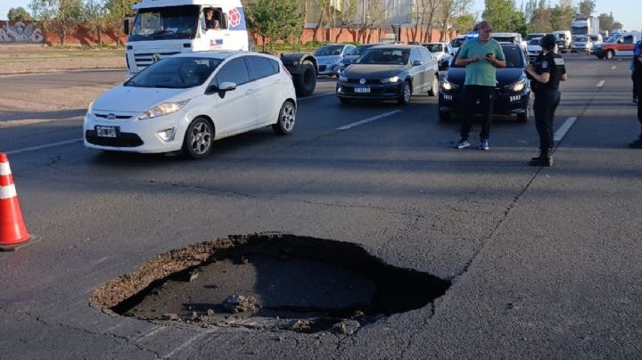 Acceso Sur: cortaron el tránsito por un enorme socavón