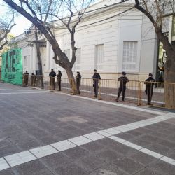 Con una importante presencia policial se trata la reforma laboral estatal