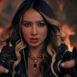 “Apunta, dispara”: así es el nuevo tema de Flor Vigna 