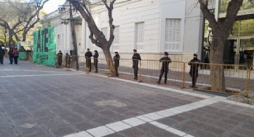 Con una importante presencia policial se trata la reforma laboral estatal