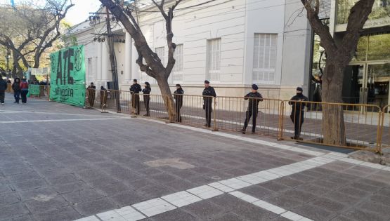 Con una importante presencia policial se trata la reforma laboral estatal