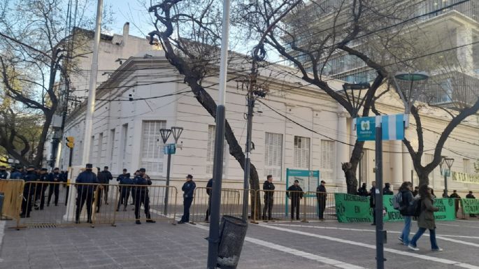 Con una importante presencia policial se trata la reforma laboral estatal