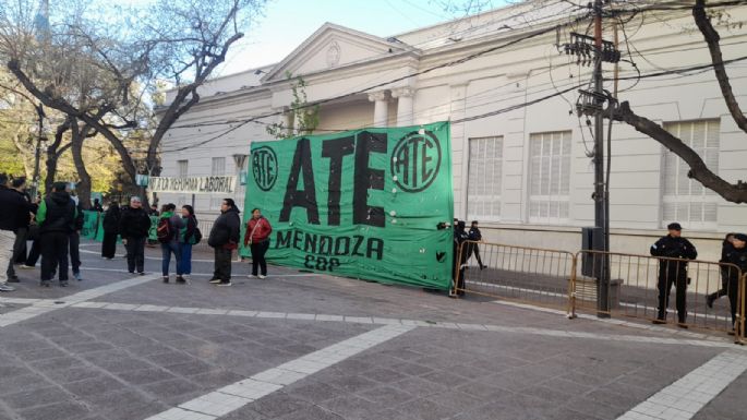 Con una importante presencia policial se trata la reforma laboral estatal