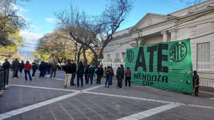 Con una importante presencia policial se trata la reforma laboral estatal