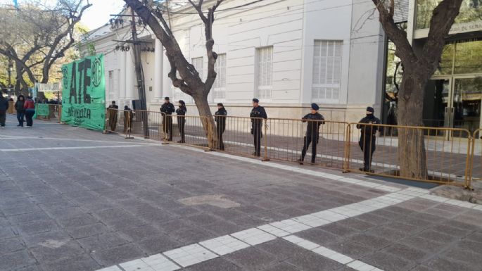 Con una importante presencia policial se trata la reforma laboral estatal