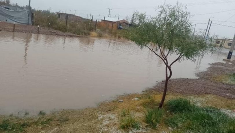 Maipú: la calle que es un pozo y de la que nadie se acuerda