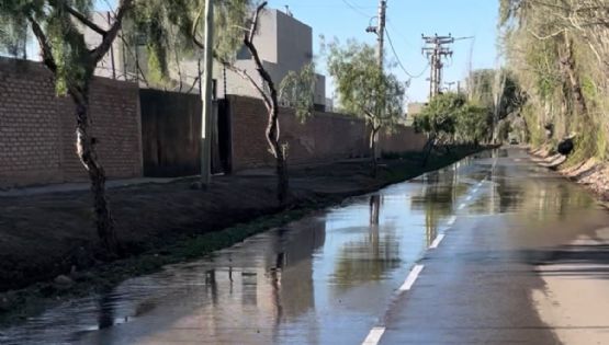 Un río sobre el asfalto: la pérdida de agua que enfureció a los vecinos de Luján de Cuyo