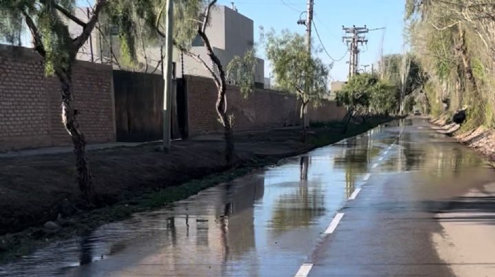 Un río sobre el asfalto: la pérdida de agua que enfureció a los vecinos de Luján de Cuyo