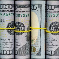 El dólar abrió por debajo de $1.400, mientras los futuros se desploman