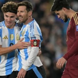Con dos goles, Messi le dio el triunfo a la Argentina y se despide de la Selección en el país