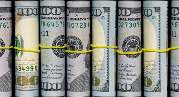 El dólar abrió por debajo de $1.400, mientras los futuros se desploman