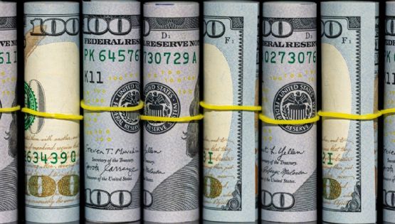 El dólar abrió por debajo de $1.400, mientras los futuros se desploman