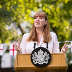 En medio de un escándalo, renunció la viceprimera ministra de Reino Unido