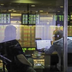 Las acciones cerraron en alza, pero el Riesgo País superó de 900 puntos