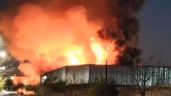 Foto ilustrativa de la nota titulada: Voraz incendio en la Feria de Guaymallén deja una bombero herida