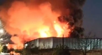 Voraz incendio en la Feria de Guaymallén deja una bombero herida