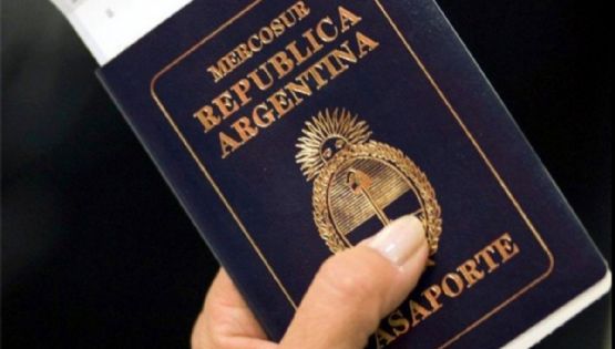 Alerta pasaportes: piden devolver una serie por una falla invisible en la tinta