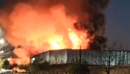 Voraz incendio en la Feria de Guaymallén deja una bombero herida