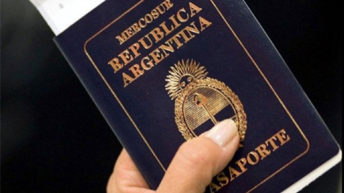 Alerta pasaportes: piden devolver una serie por una falla invisible en la tinta