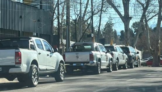 Vecinos furiosos en Luján de Cuyo con una concesionaria que ocupa el estacionamiento público