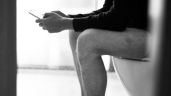 Foto ilustrativa de la nota titulada: Cuidado: esto puede ocurrirte si usas el celular en el baño