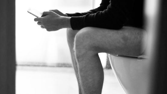 Cuidado: esto puede ocurrirte si usas el celular en el baño