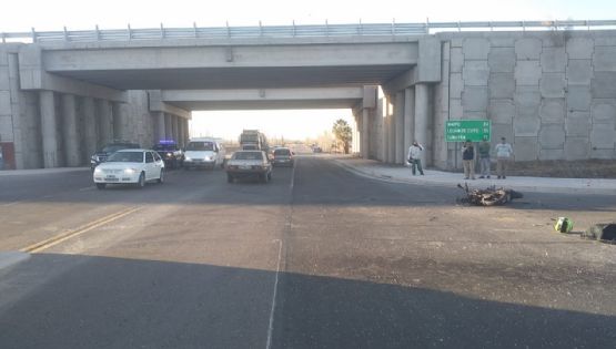 Un motociclista murió tras ser impactado por un auto sin frenos 