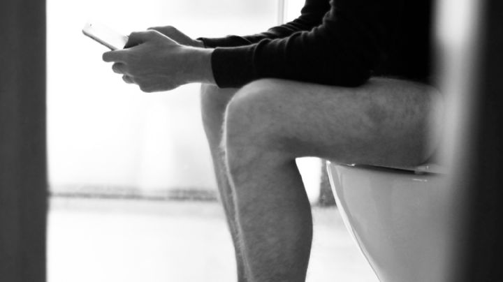 Cuidado: esto puede ocurrirte si usas el celular en el baño
