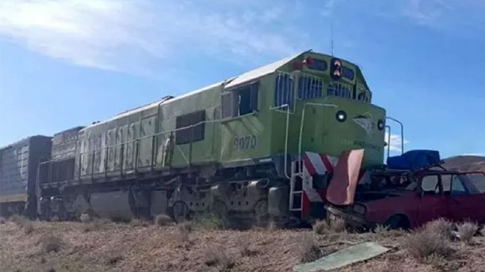 La cuentan de milagro: un Renault 12 aguantó la embestida del Tren Patagónico